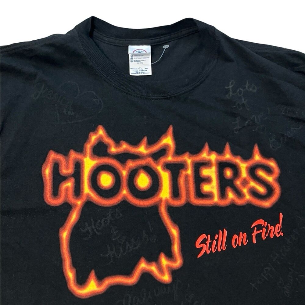 Hooters‎ T Shirt Mens L Black Still On Fire Graphic Logo Tee Signed Vintage Y2K